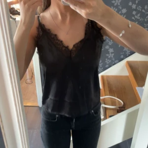 svart linnetopp med spetsdetaljer - superfint spetslinne från NA-KD med justerbara axelband 🧸