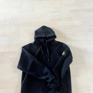 Svart hoodie från Stone Island - Säljer min svarta Stone Island hoodie då den knappast kommer till användning. Tröjan är i mycket bra skick och endast används några gånger. Den är i storlek M men passar M/S.