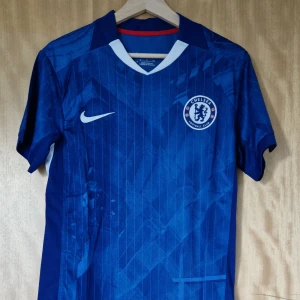 Chelsea fotbollströja 25-26 - Chelsea repIika fotbollströja 25-26. Helt ny med tag. Storlek: Small