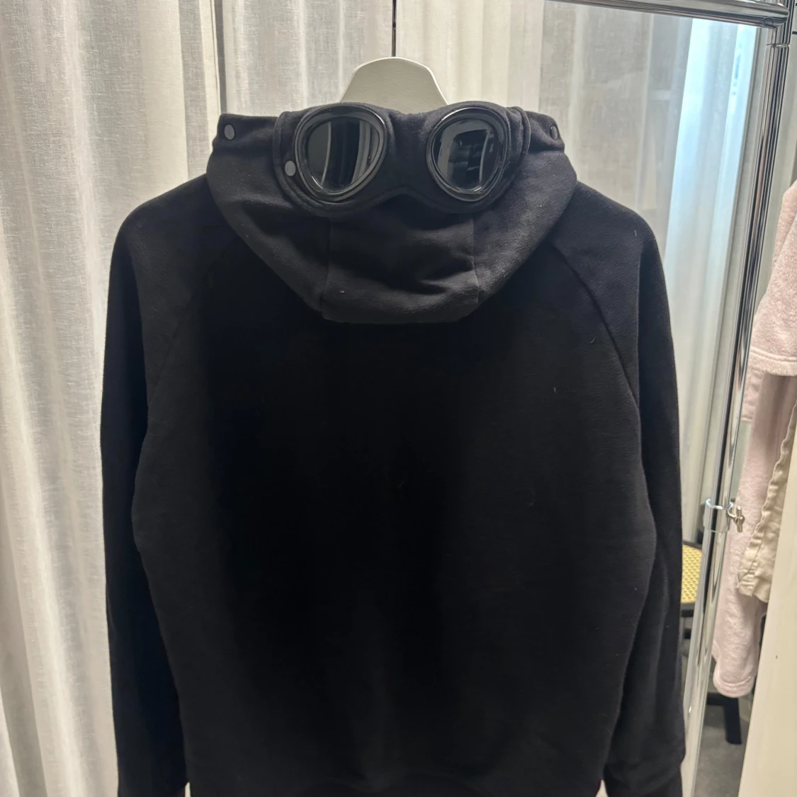 Svart hoodie med goggles från C.P. Company - 1
