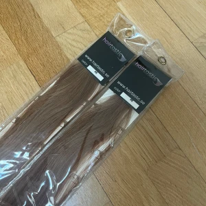 Hairtastic supreme löshår #8 ljusbrun (nailhair 60 cm) - Två oöppnade paket nailhair från Hairtastic i färg #8, en naturligt ljusbrun nyans, supreme, 60 cm långt. Varje paket innehåller 20 slingor, varje slinga väger 1 gram. Nypris 1580:-. 