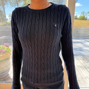 Gant Tröja Dam - Säljer en marinblå ganttröja i storleken Xs pga ingen användning (använd fåtal gånger). Nypris 1300 kr, säljer nu för 300 kr + frakt. Öppen för bud