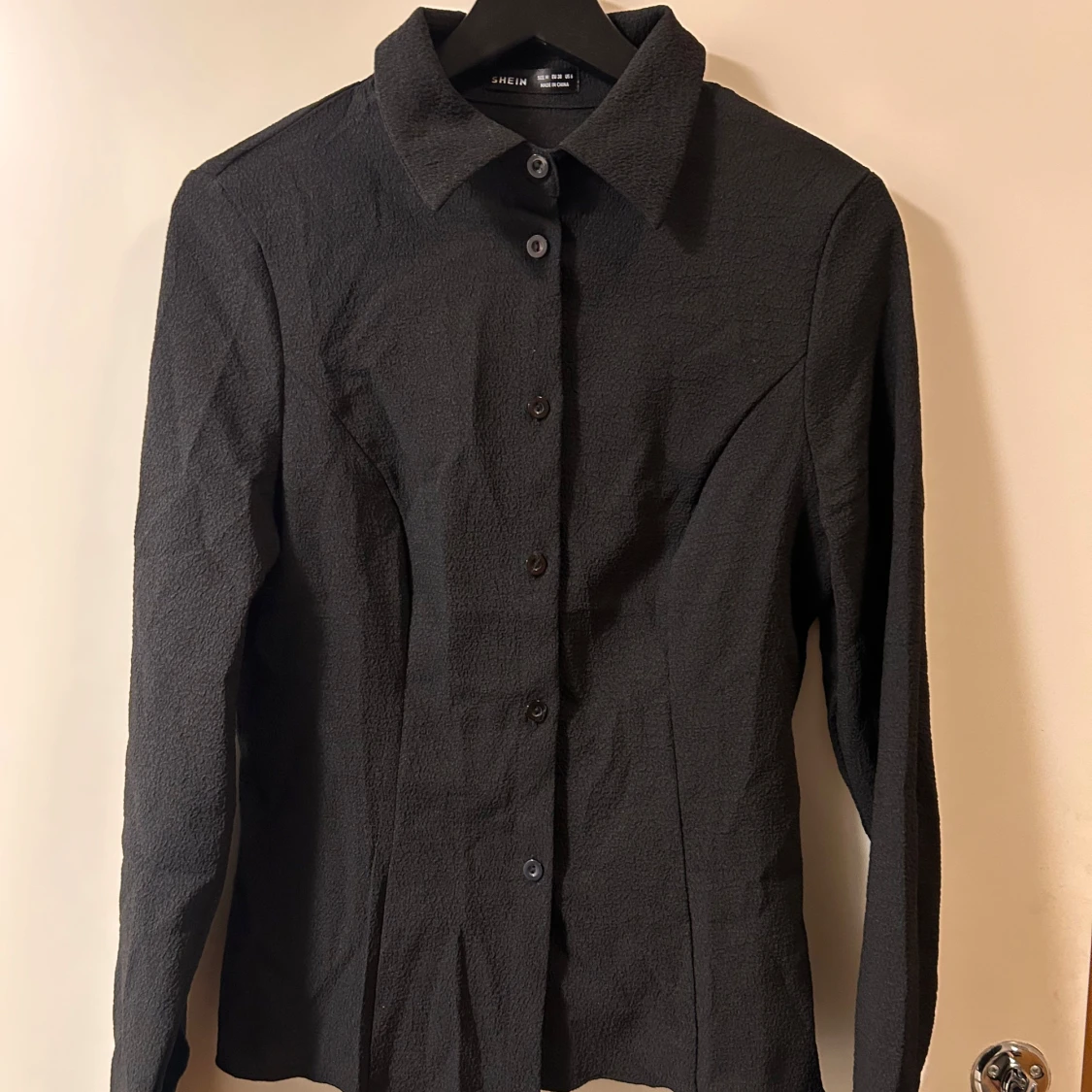 Svart skjorta från SHEIN med struktur - 1