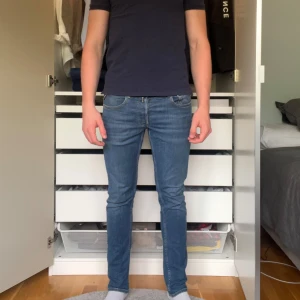 Replay Grover straight fit jeans blå - Säljer ett par blå Replay Grover jeans i straight fit. Klassisk femficksmodell med snygga kontrastsömmar och normal passform. Jeansen är tillverkade i bomull och har en tidlös look som funkar till det mesta.