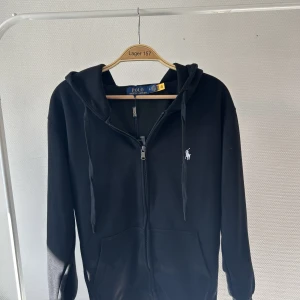 Svarta polo Ralph Lauren  - Size s för liten på mig snabb affär helst