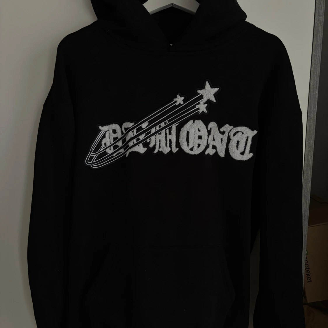 Svart hoodie från Demont med stjärnor