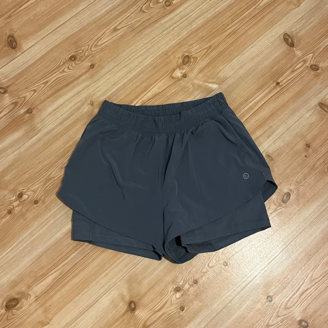 Gråa träningsshorts