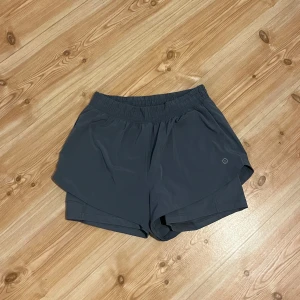 Gråa träningsshorts - Snygga mörkgrå träningsshorts med innershorts perfekta för löpning!