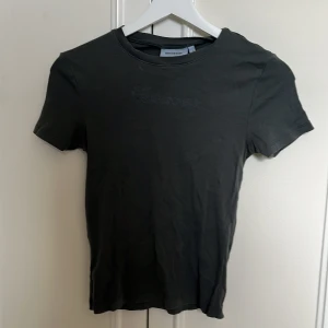 Svart ribbad t-shirt från Weekday - Svart ribbad t-shirt från Weekday i storlek XS. 