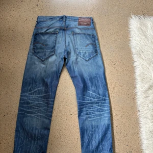 G star raw Jeans - Jäkligt feta g star jeans me sjukt snygga fades.  Jeansen har en rak passform. Strl 33/36 men dom är kortade i benen till ca 32-33 