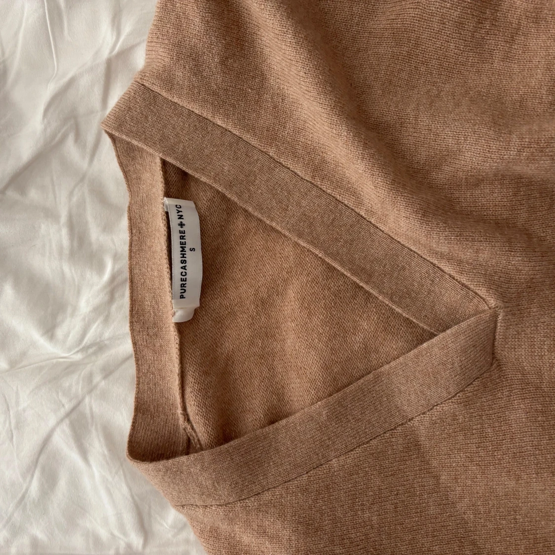 Beige kashmirtröja med v-ringning - 1