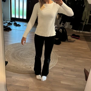 Vit tajt långarmad tröja - Säljer en vit långärmad tröja från ”STOCKHOLM” i storlek XS med snyggt strukturerat mönster och ribbad kant nertill och vid ärmslut. Tröjan har en tajt passform och är perfekt för dig som gillar stilrena men fina plagg. Passar både till vardagen och till firare tillfällen. Superenkel att matcha med både jeans och kjol. Den är i mycket bra skick. 