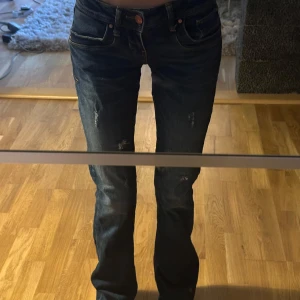 Mörkblå lågmidjade ltb jeans - Säljer nu mina snygga lågmidjade ltb jeans då de inte kommer till användning! De är i storlek W25 och L36! Inga defekter eller slitningar!.