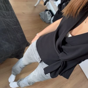 svart blus - säljer en svart blus från Zara i storlek XS. jätte fin blus med dragkedja i kanten, ett knyte på magen som är fast ❣️