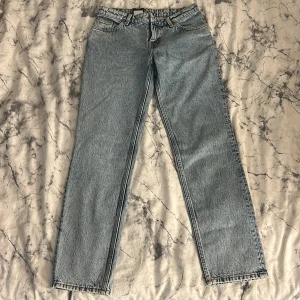 Monki raka jeans ljusblå low waist - Ljusblå jeans från Monki med rak passform och låg midja. Storleken är W37 L32 sitter ungefär som xs/s. 