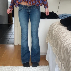 Lee jeans  - Supersnygga lågmidjade jeans ifrån lee, säljer då de tyvär är lite små 💓Storlek 26, lite korta på mig som är 170 och vanligtvis har S. 