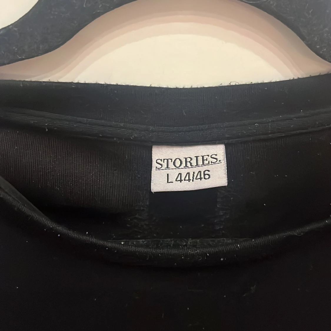 Svart t-shirt från Stories L - 2