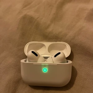 Trådlösa hörlurar - Mycket bra skick. Laddare medföljer. I princip nya. Fast pris.