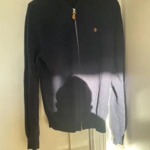 Morris full zip 100% Merino ull - Väldigt fin merinoull tröja från Morris. Tveka inte att höra av er vid funderingar. 