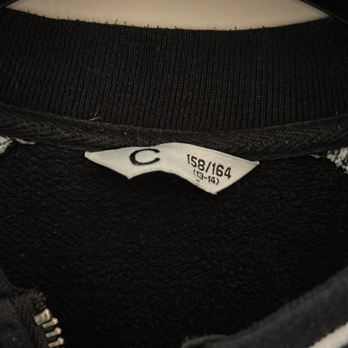 Svart och grå bomberjacka med emblem - 1