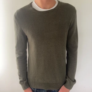 Stickad tröja - Köpt på MQ men märket är bläck. 9/10 skick inga defekter. Storlek S och passar folk runt 180cm. Fråga vid minsta fundering