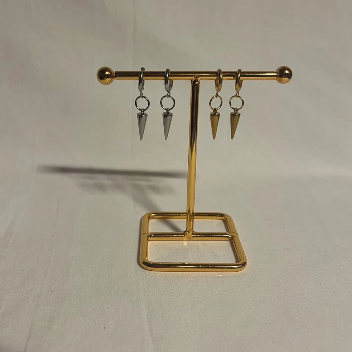 Örhängen med spetsiga hängen i silver och guld