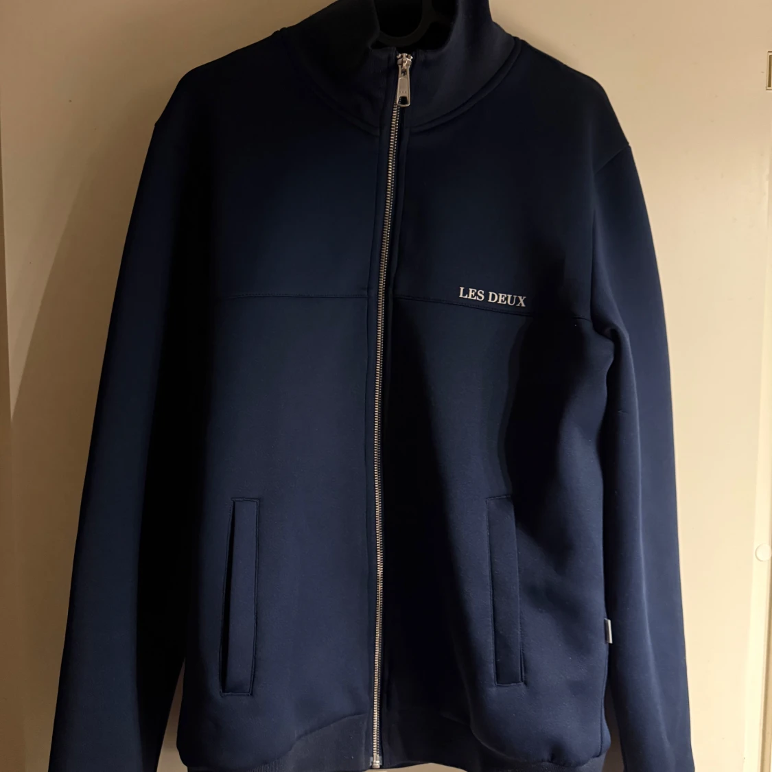 Marinblå dress från Les Deux