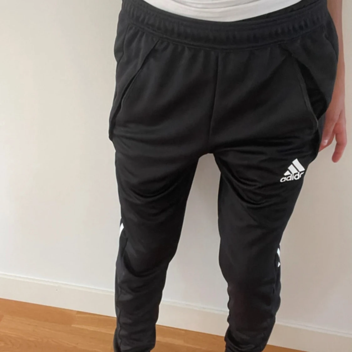 Svarta Adidas träningsbyxor S - 1