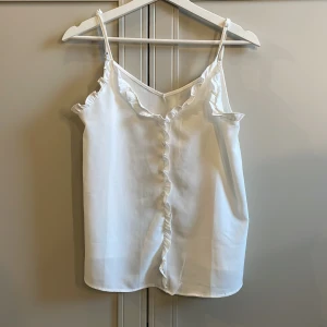 Vit blus - En vit blus i storlek s från SHEIN 