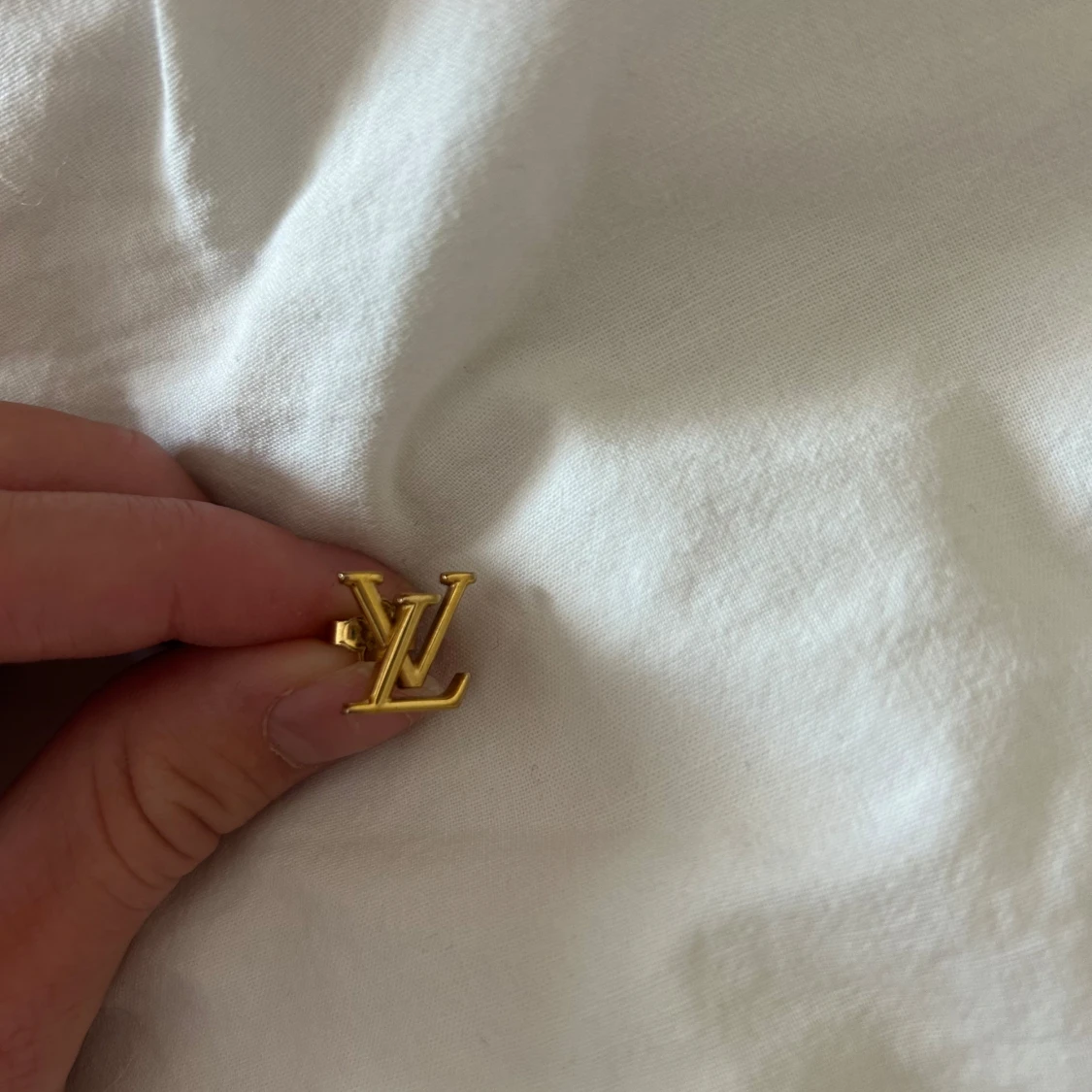 Louis Vuitton guldörhängen LV-logo - 2