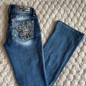 Miss me jeans - Säljer ett par jeans från Miss me då dem är för stora. Köpa direkt från hemsidan. Midjemått: 35cm. Grenhöjd: 20cm. Innerbenslängd: 76cm !!obs jeansen är upplagda!! Skriv för fler bilder eller frågor🩷