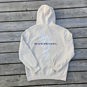 Hoodie med tryck - En beige skit fin hoodie med broderat tryck på ryggen, stilren men ändå lite extra i storlek S från H&M. Passar alla kön! Sällan använd, fint skick 💕