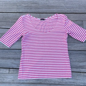 Randig topp från Filippa K rosa/vit - Säljer denna randig topp från Filippa K i storlek M. Torpen har rosa och vita ränder, rundad halsringning och trekvartsärm!💕