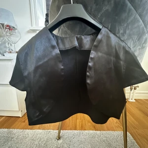 Bolero  - Jättefin bolero i satin. Den har tyvärr ingen lapp på insidan så kan inte se storleken men sitter som en xs/s ungefär! 🩷