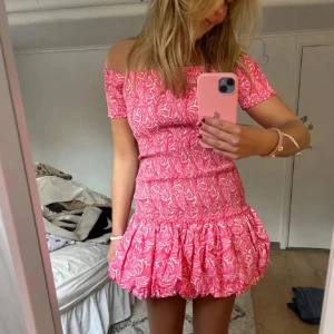 Zara off shoulder rosa klänning med ballongkjol - Söööt eftertraktad och slutsåld rosa miniklänning med ballongkjol och off shoulder från h&m i strl s💗💕🩷🩷💘 skicka prisförslag eller kontakta vid frågor !!!!! klänning har resår och är stretchig 