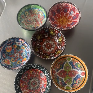 Skålar  - Handgjorda skålar köpta från Turkiet. Säljes på grund av att de bara ligger hemma utan användning. Oanvända och jättefint skick. 100 kronor för alla skålar 