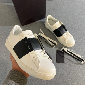 Valentino open - Valentino open skor | väldigt bra skick | Vädligt eftertraktade | Allt ingår!! | 100% äkta och Äkthetsgaranti ingår | NYSKICK, bara testade | Fraktas samma dag  🚚📦 | Kontakta vid fler frågor eller funderingar ☑️