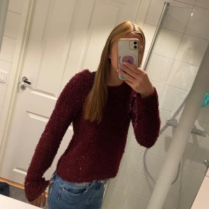 Glittrig vinröd tröja - Säljer en vinröd tröja med glittriga detaljer, den har inga hål eller är sönder.