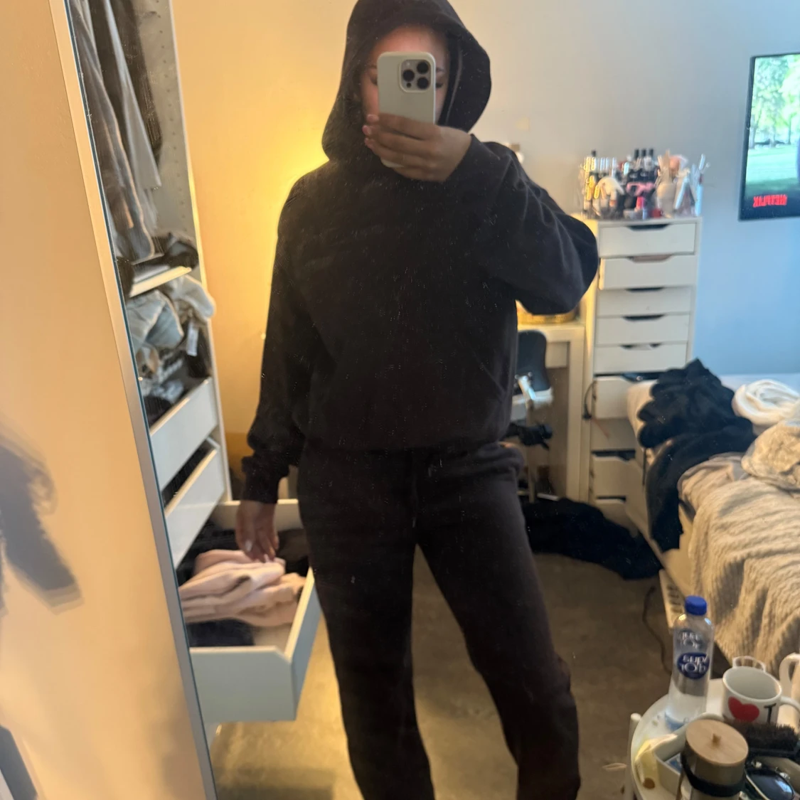 Svart hoodie med huva och ficka