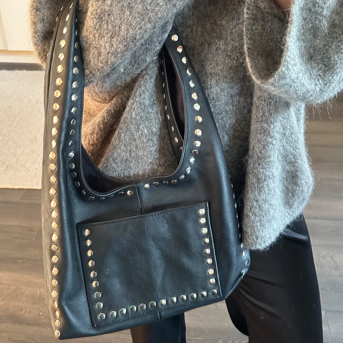 Svart axelväska med nitar i skinn - 1