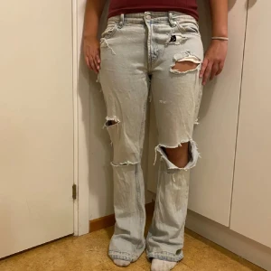 Ljusblå ripped jeans från Zara - Så coola och trendiga jeans från Zara, säljer då de inte kommer till användning!!