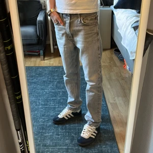 Ljusgrå jeans från Jack & Jones - Säljer ett par ljusgrå jeans från Jack & Jones modell Chris med klassisk femficksdesign och raka ben. Jeansen har normal passform och är tillverkade i bomull. Perfekta för dig som gillar en clean och avslappnad stil.