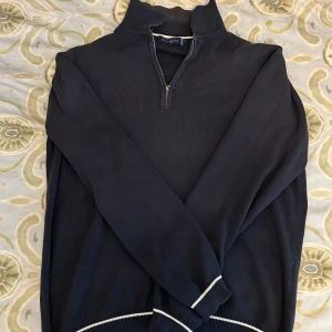 Mörkblå halfzip  - Säljer nu denna mörkblåa halfzip från Wilhelm i väldigt bra skick 