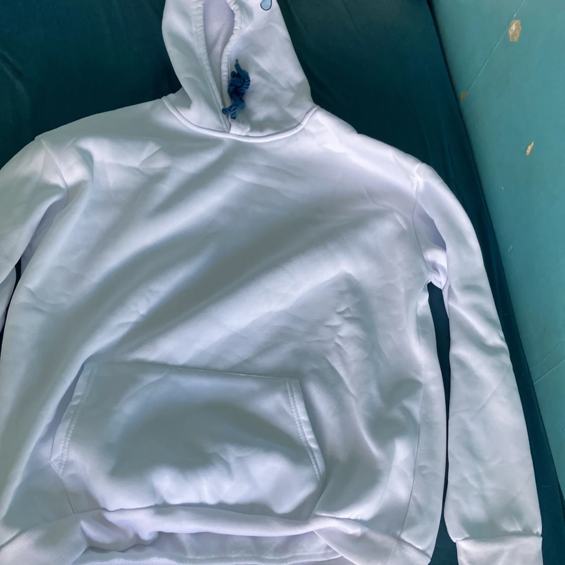 Vit hoodie med blått tryck och snörning