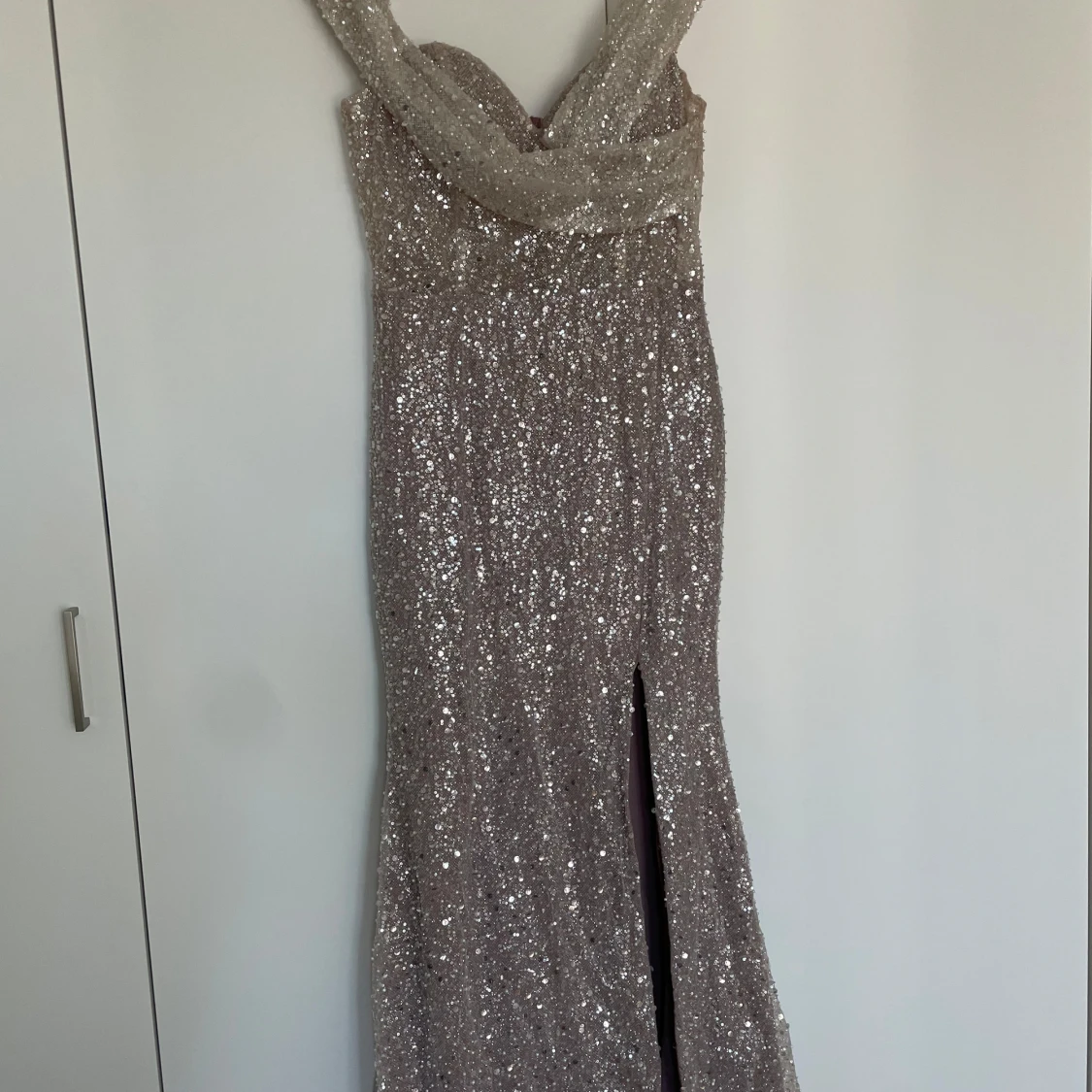 Champagnefärgad glittrig långklänning