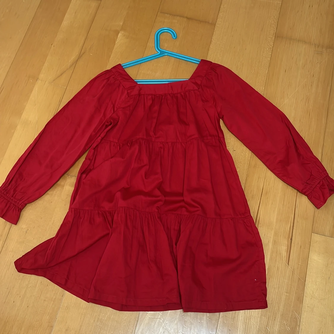 Röd långärmad kortklänning - 1