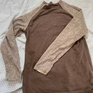 Brun långärmad tröja  - Brun långärmad tröja. Tröjan har enkel design med rund hals. Snygg att styla med jeans eller mjukisbyxor. Det står storlek M men jag skulle siga att den passar bättre som S. Ingen tagg. Säljer då den inte kommer till användning och behövde rensa garderoben.💞💞