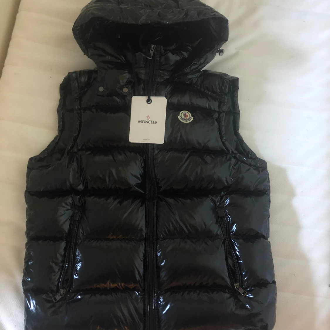 Svart dunväst från Moncler med huva