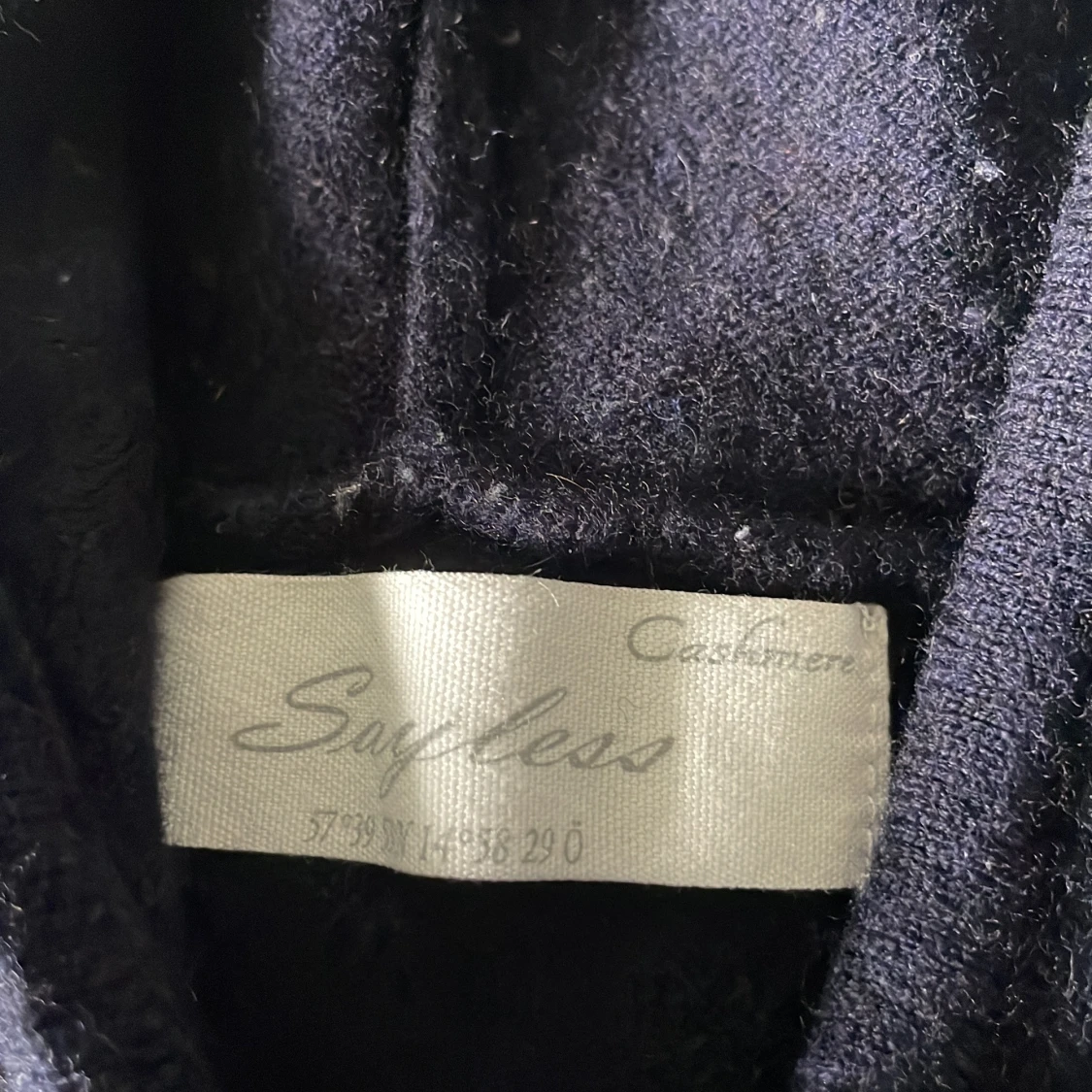 Mörkblå kashmirhoodie från Sayless - 2