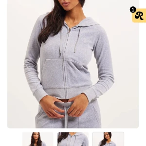 Ljusgrå hoodie från Juicy Couture - Mysig ljusgrå hoodie från Juicy Couture med dragkedja, huva och snörning. Tröjan är i large men passar mig som är S i vanliga fall. 